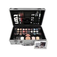 Kuferek z kosmetykami